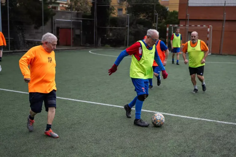 Fútbol a pie: cuando los nietos van a ver al abuelo