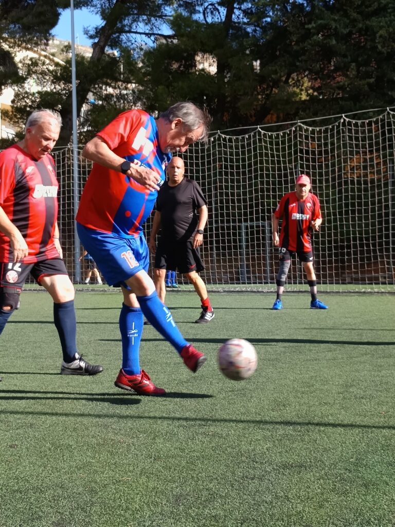 Futbol caminando: solo para mayores